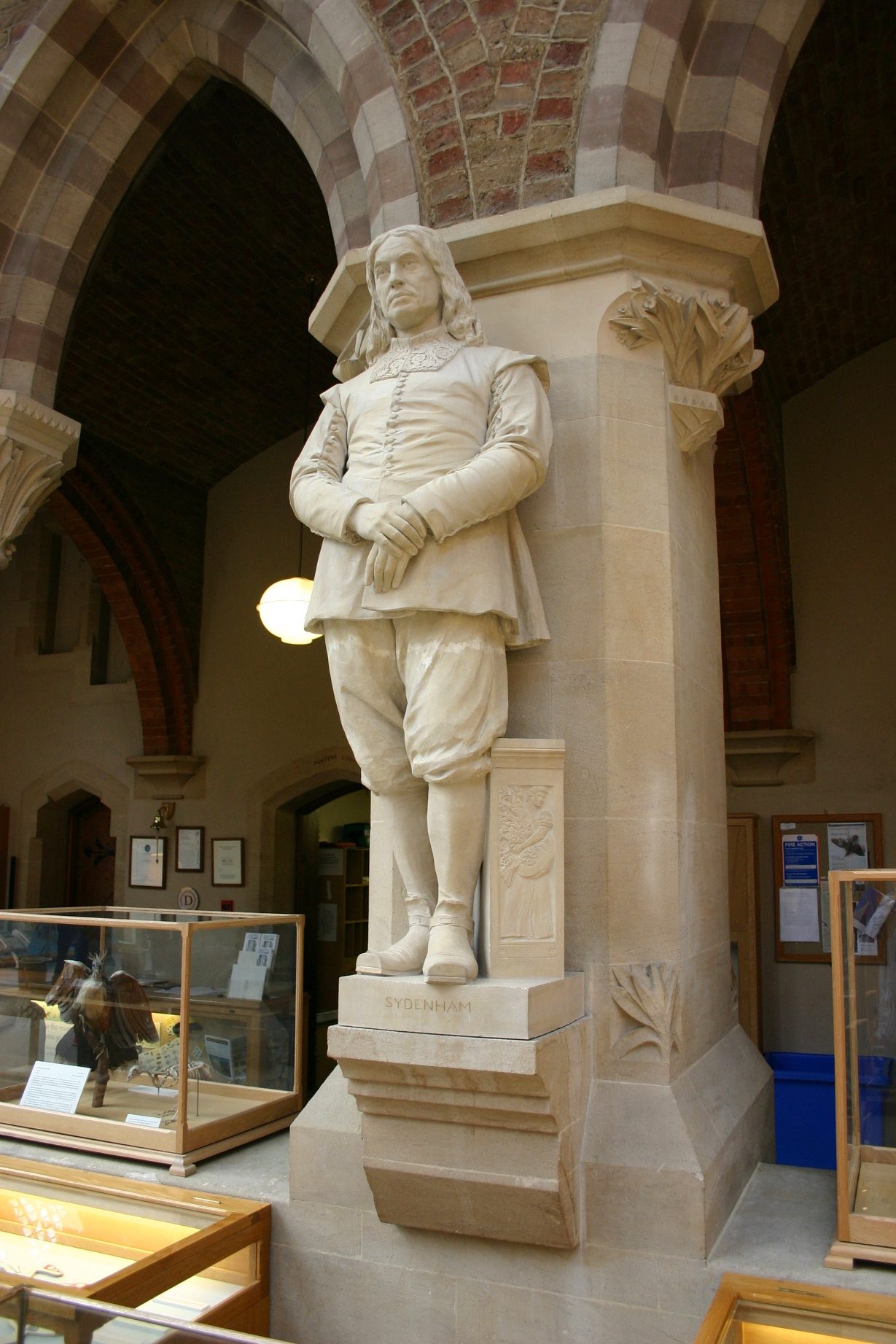 Thomas%20Sydenham%27s%20statue%2C%20Oxford%20University%20Museum%20of%20Natural%20History%2C%20Oxford%2C%20UK%20%281%29.JPG